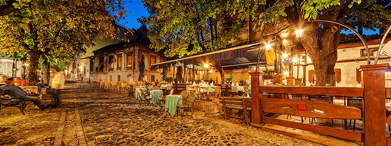 Mysigt kvarter med restauranger i området Skadarlija, Belgrad.